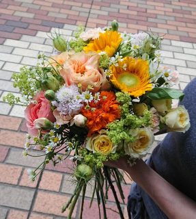 横浜市中区へ花束を即日当日配達させていただきました。【横浜花屋の花束・スタンド花・胡蝶蘭・バルーン・アレンジメント配達事例659】