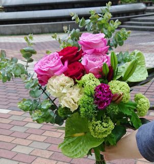 横浜市関内へ花束を即日当日配達させていただきました。【横浜花屋の花束・スタンド花・胡蝶蘭・バルーン・アレンジメント配達事例663】