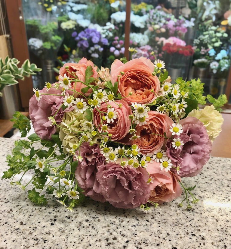 横浜市へおまかせ花束を即日当日配達させていただきました。【横浜花屋の花束・スタンド花・胡蝶蘭・バルーン・アレンジメント配達事例666】