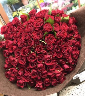 横浜市みなとみらいへバラの花束108本を配達させていただきました。【横浜花屋の花束・スタンド花・胡蝶蘭・バルーン・アレンジメント配達事例672】