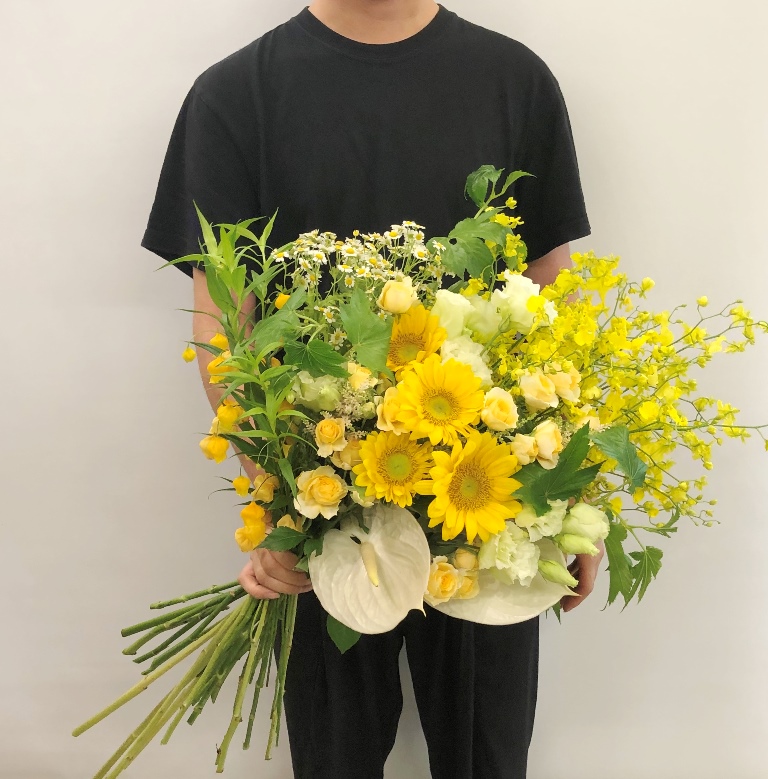 横浜市みなとみらいへ花束を即日当日配達させていただきました。【横浜花屋の花束・スタンド花・胡蝶蘭・バルーン・アレンジメント配達事例681】