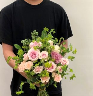 横浜市関内へブーケ花束を即日当日配達させていただきました。【横浜花屋の花束・スタンド花・胡蝶蘭・バルーン・アレンジメント配達事例680】