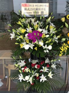 横浜市中区本町へスタンド花を即日当日配達しました。【横浜花屋の花束・スタンド花・胡蝶蘭・バルーン・アレンジメント配達事例690】