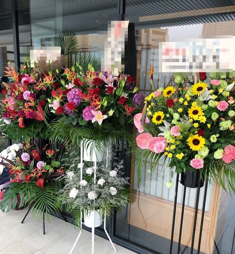 北仲ブリック&ホワイトへスタンド花を即日当日配達させていただきました。【横浜花屋の花束・スタンド花・胡蝶蘭・バルーン・アレンジメント配達事例688】