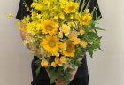 横浜市関内へお誕生日祝いスタンド花を即日当日配達しました。【横浜花屋の花束・スタンド花・胡蝶蘭・バルーン・アレンジメント配達事例700】