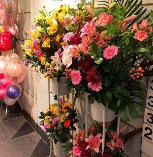 横浜市関内へスタンド花を即日当日配達しました。【横浜花屋の花束・スタンド花・胡蝶蘭・バルーン・アレンジメント配達事例696】