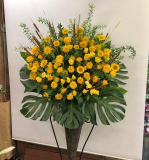 横浜市関内弁天通へスタンド花を即日当日配達しました。【横浜花屋の花束・スタンド花・胡蝶蘭・バルーン・アレンジメント配達事例709】