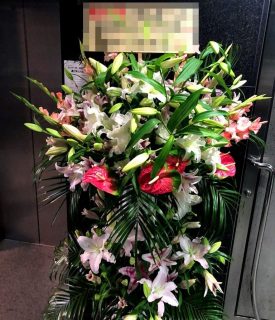 横浜市関内へユリメインのスタンド花を即日当日配達しました。【横浜花屋の花束・スタンド花・胡蝶蘭・バルーン・アレンジメント配達事例715】