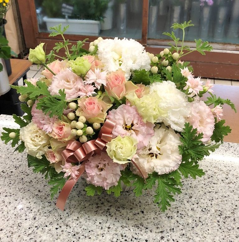 横浜市磯子区岡村へフラワーアレンジメントを即日当日配達しました。【横浜花屋の花束・スタンド花・胡蝶蘭・バルーン・アレンジメント配達事例716】