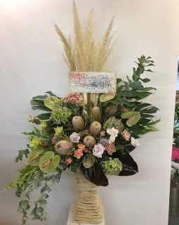 横浜市みなとみらいへフラワーアレンジメントを配達しました。【横浜花屋の花束・スタンド花・胡蝶蘭・バルーン・アレンジメント配達事例721】