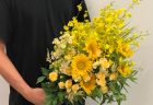 横浜市みなとみらいへフラワーアレンジメントを配達しました。【横浜花屋の花束・スタンド花・胡蝶蘭・バルーン・アレンジメント配達事例721】