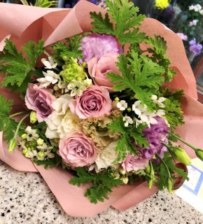 横浜駅近くへ花束を即日当日配達しました。【横浜花屋の花束・スタンド花・胡蝶蘭・バルーン・アレンジメント配達事例735】