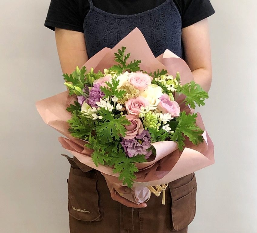 横浜市西区南幸へ花束を配達しました。【横浜花屋の花束・スタンド花・胡蝶蘭・バルーン・アレンジメント配達事例725】