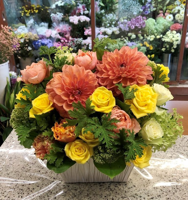 横浜市関内へフラワーアレンジメントを即日当日配達しました。【横浜花屋の花束・スタンド花・胡蝶蘭・バルーン・アレンジメント配達事例729】