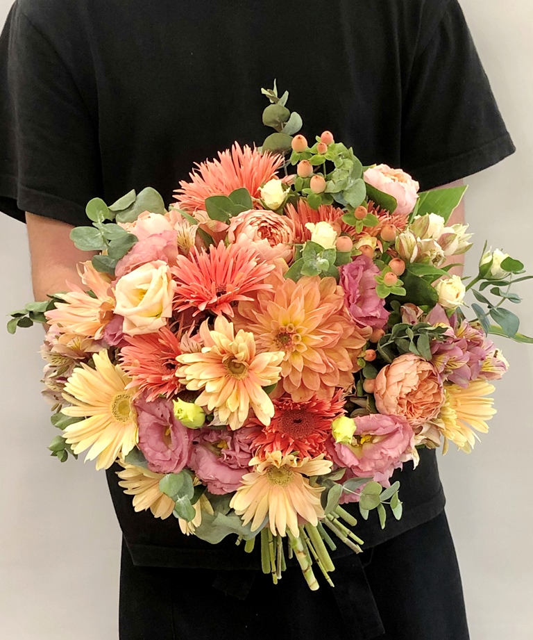 横浜市の某撮影現場へ花束を即日当日配達しました。【横浜花屋の花束・スタンド花・胡蝶蘭・バルーン・アレンジメント配達事例736】