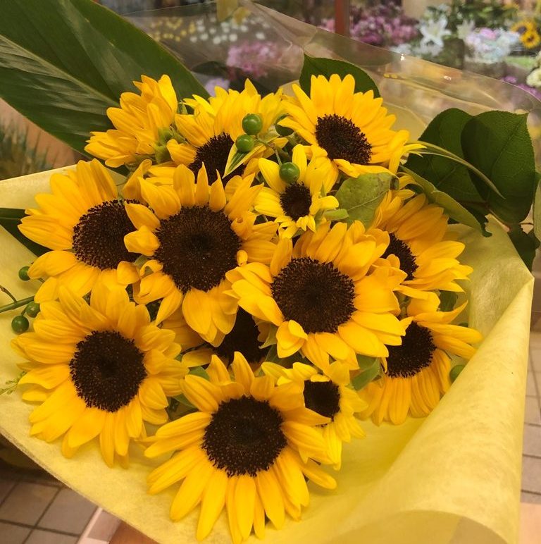横浜市関内へヒマワリの花束を即日当日配達しました。【横浜花屋の花束・スタンド花・胡蝶蘭・バルーン・アレンジメント配達事例740】