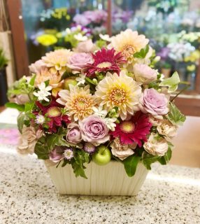 横浜市野毛町へフラワーアレンジメントを即日当日配達しました。【横浜花屋の花束・スタンド花・胡蝶蘭・バルーン・アレンジメント配達事例739】