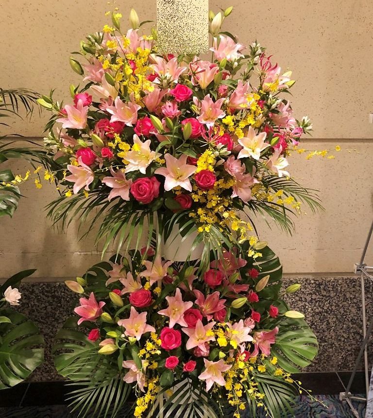 横浜市みなとみらいへスタンド花を即日当日配達しました。【横浜花屋の花束・スタンド花・胡蝶蘭・バルーン・アレンジメント配達事例743】