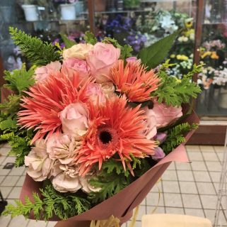 横浜市山下町へ花束を即日当日配達しました。【横浜花屋の花束・スタンド花・胡蝶蘭・バルーン・アレンジメント配達事例746】