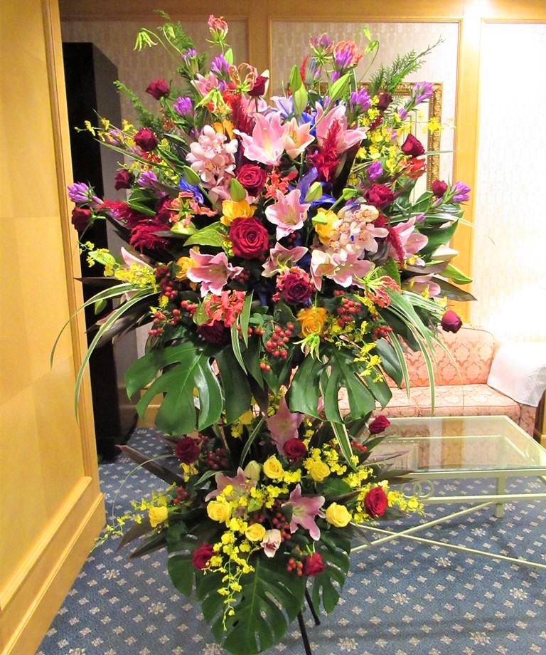 横浜市西区の某ホテルへスタンド花を即日当日配達しました。【横浜花屋の花束・スタンド花・胡蝶蘭・バルーン・アレンジメント配達事例791】