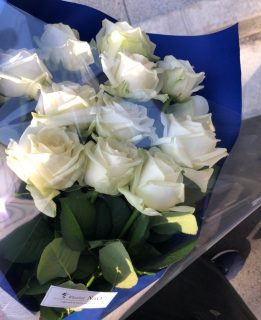 白いバラの花束を横浜市中区へ即日当日配達しました。【横浜花屋の花束・スタンド花・胡蝶蘭・バルーン・アレンジメント配達事例768】