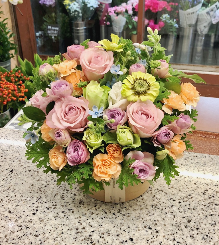 ペット用のお供えフラワーアレンジメントを即日当日配達しました。【横浜花屋の花束・スタンド花・胡蝶蘭・バルーン・アレンジメント配達事例777】