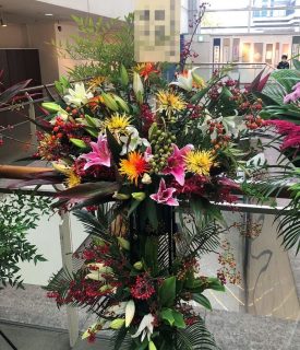 みなとみらいギャラリーへスタンド花を配達しました。【横浜花屋の花束・スタンド花・胡蝶蘭・バルーン・アレンジメント配達事例793】