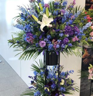 横浜市みなとみらいへスタンド花を即日当日配達しました。【横浜花屋の花束・スタンド花・胡蝶蘭・バルーン・アレンジメント配達事例798】