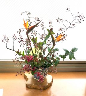 横浜市みなとみらいへ受付用装花を即日当日配達しました。【横浜花屋の花束・スタンド花・胡蝶蘭・バルーン・アレンジメント配達事例810】
