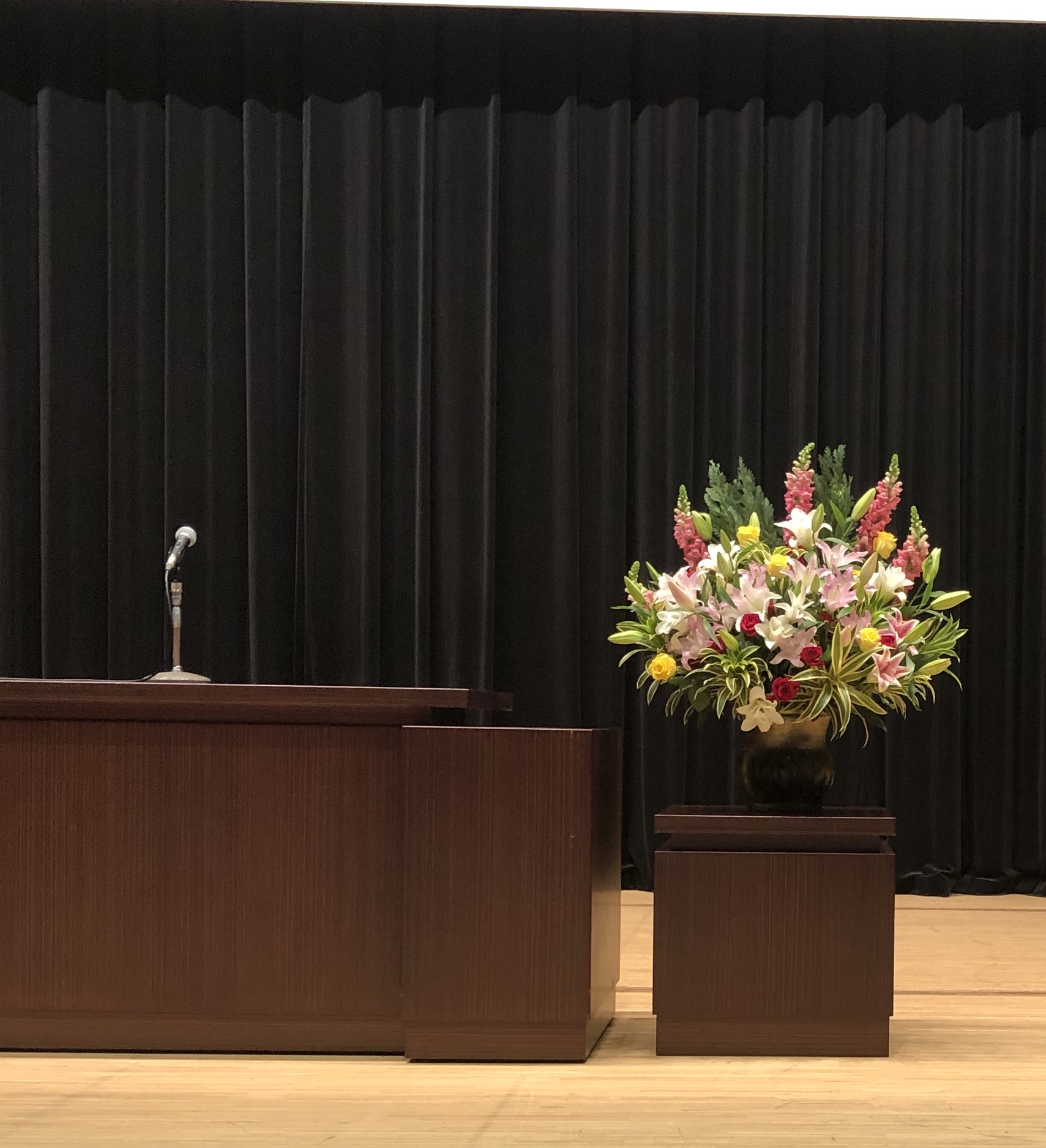 横浜市中区関内ホールへ壺花(壇上花)を配達しました。【横浜花屋の花束・スタンド花・胡蝶蘭・バルーン・アレンジメント配達事例817】