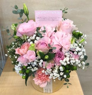 横浜市南区へフラワーアレンジメントを配達しました。【横浜花屋の花束・スタンド花・胡蝶蘭・バルーン・アレンジメント配達事例818】