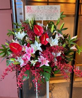 横浜市西区へスタンド花を配達しました。【横浜花屋の花束・スタンド花・胡蝶蘭・バルーン・アレンジメント配達事例819】