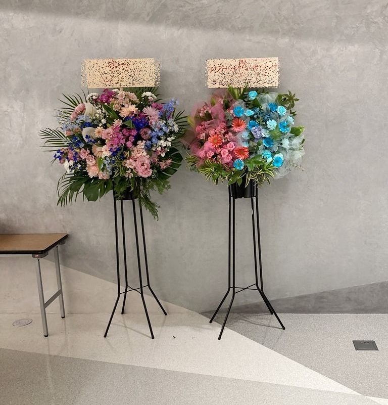 KT Zepp Yokohamaへスタンド花を即日当日配達しました。【横浜花屋の花束・スタンド花・胡蝶蘭・バルーン・アレンジメント配達事例825】