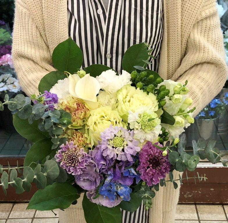 横浜市北仲通へ花束(ブーケタイプ)を即日当日配達しました。【横浜花屋の花束・スタンド花・胡蝶蘭・バルーン・アレンジメント配達事例848】