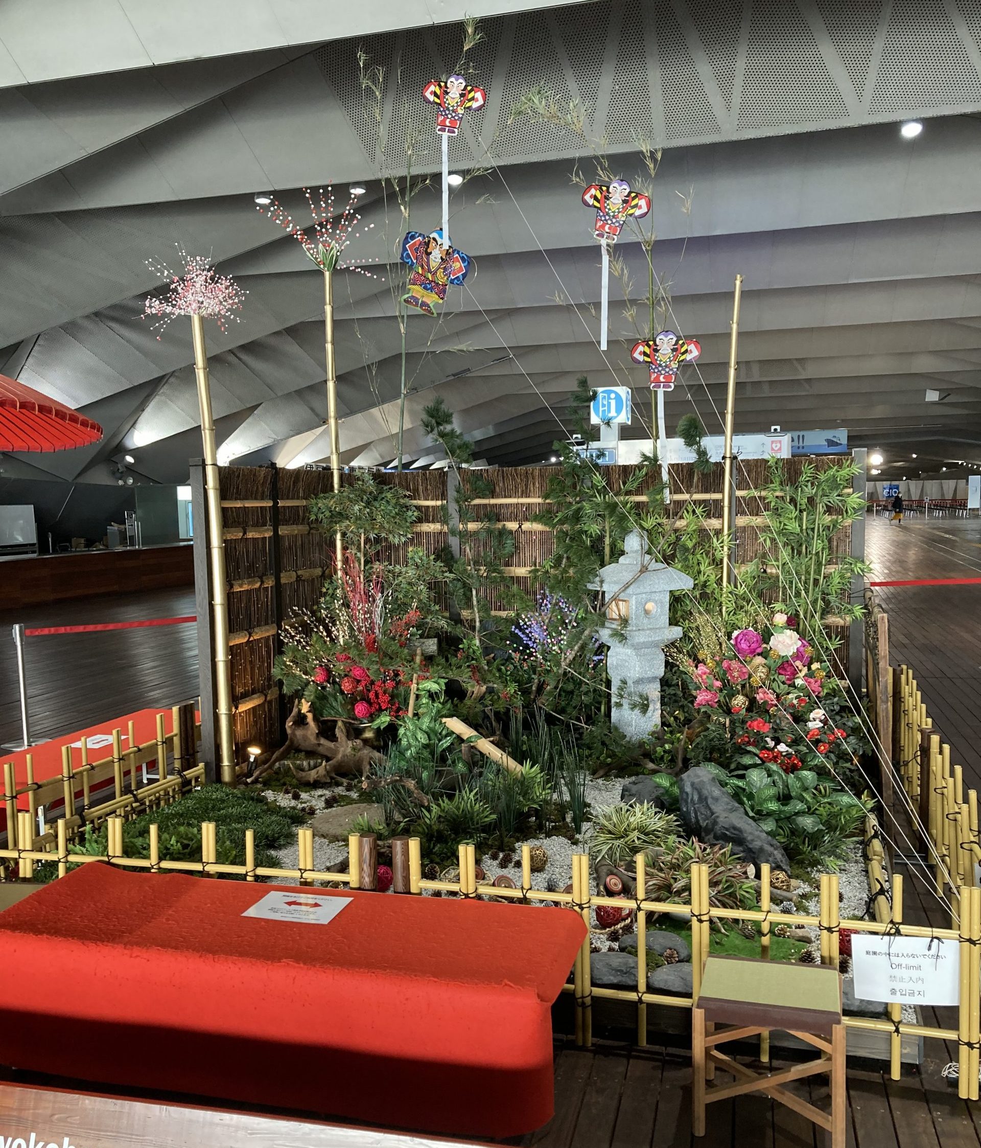 明けましておめでとうございます!【横浜花屋の花束・スタンド花・胡蝶蘭・バルーン・アレンジメント配達事例834】