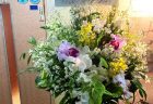 横浜みなとみらいブロンテへスタンド花を配達しました。【横浜花屋の花束・スタンド花・胡蝶蘭・バルーン・アレンジメント配達事例836】