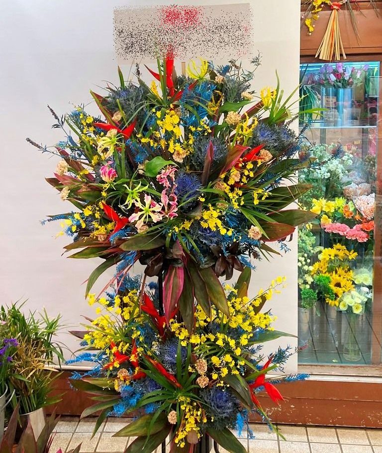 横浜ワールドポーターズへスタンド花を配達しました。【横浜花屋の花束・スタンド花・胡蝶蘭・バルーン・アレンジメント配達事例835】