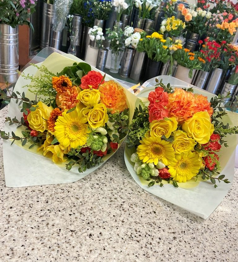 横浜市西区北幸へ花束を即日当日配達しました。【横浜花屋の花束・スタンド花・胡蝶蘭・バルーン・アレンジメント配達事例846】