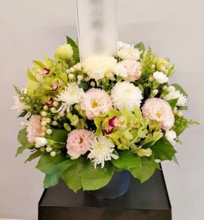 横浜市中区へお供え用のフラワーアレンジメントを配達しました。【横浜花屋の花束・スタンド花・胡蝶蘭・バルーン・アレンジメント配達事例868】