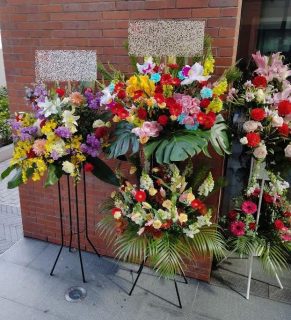 横浜市北仲通へスタンド花を配達しました。【横浜花屋の花束・スタンド花・胡蝶蘭・バルーン・アレンジメント配達事例878】
