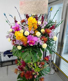 横浜アリーナへスタンド花を即日当日配達しました。【横浜花屋の花束・スタンド花・胡蝶蘭・バルーン・アレンジメント配達事例873】