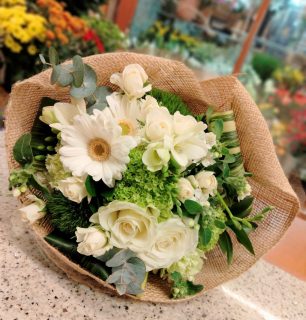 横浜関内へ花束を配達しました。【横浜花屋の花束・スタンド花・胡蝶蘭・バルーン・アレンジメント配達事例880】