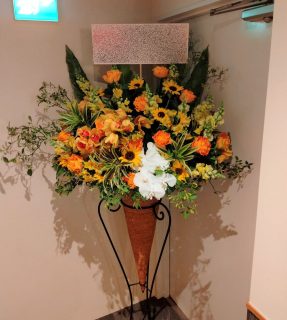 横浜市南幸へスタンド花を配達しました。【横浜花屋の花束・スタンド花・胡蝶蘭・バルーン・アレンジメント配達事例894】