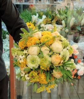 横浜市麦田へ花束を配達しました。【横浜花屋の花束・スタンド花・胡蝶蘭・バルーン・アレンジメント配達事例887】