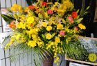 ビルボードライブ横浜へフラワーアレンジメントを配達しました。【横浜花屋の花束・スタンド花・胡蝶蘭・バルーン・アレンジメント配達事例896】