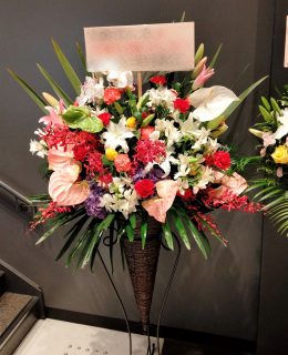 横浜市南幸にある1000CLUBへスタンド花を配達しました。【横浜花屋の花束・スタンド花・胡蝶蘭・バルーン・アレンジメント配達事例900】