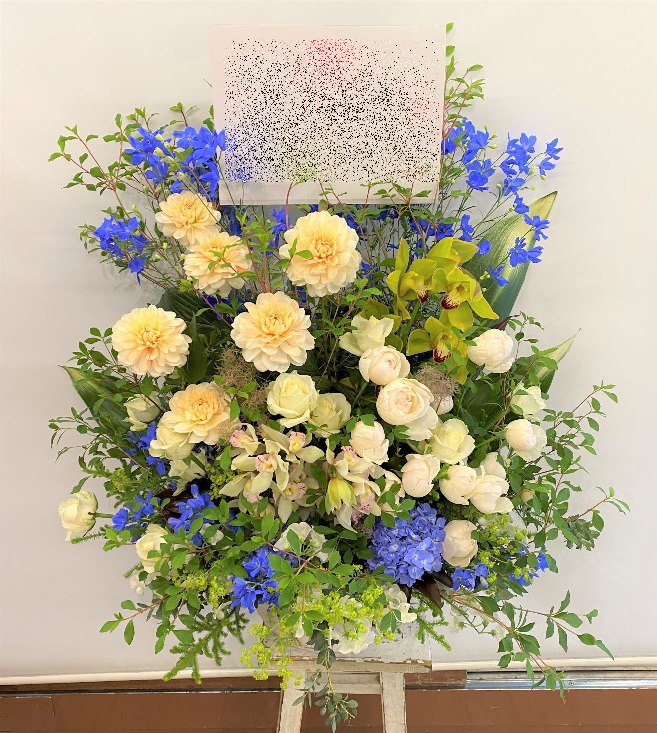 横浜市日本大通りへフラワーアレンジメントを配達しました。【横浜花屋の花束・スタンド花・胡蝶蘭・バルーン・アレンジメント配達事例913】