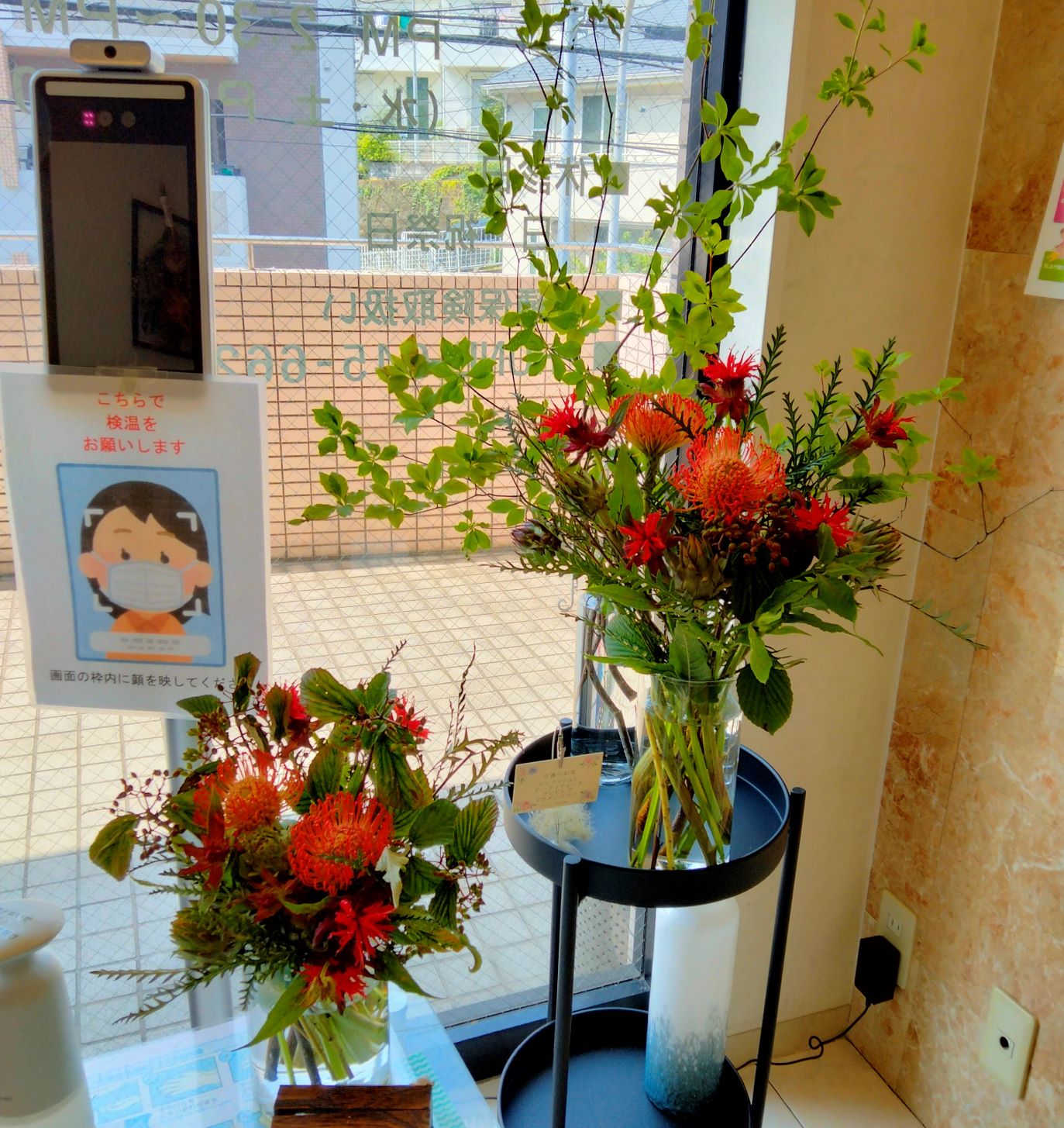 横浜市中区柏葉へ受付花を配達しました。【横浜花屋の花束・スタンド花・胡蝶蘭・バルーン・アレンジメント配達事例934】
