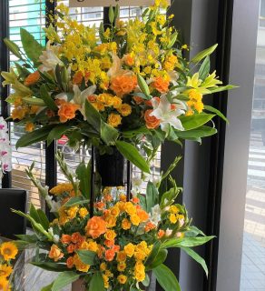 横浜市中区吉田町へスタンド花を配達しました。【横浜花屋の花束・スタンド花・胡蝶蘭・バルーン・アレンジメント配達事例945】