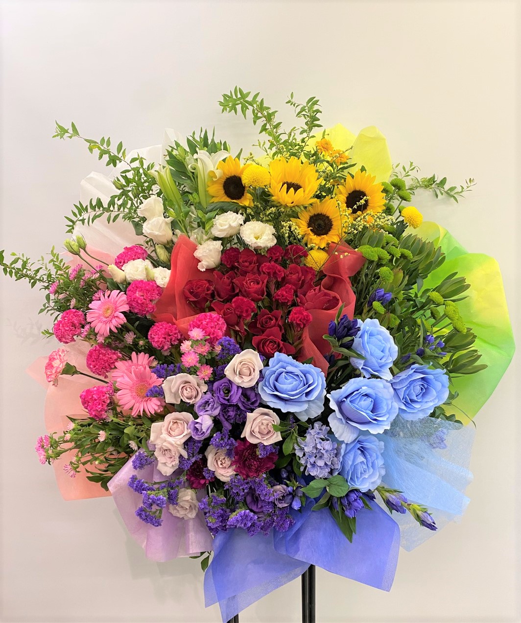 KT Zepp Yokohamaへオーダーメイドスタンド花を配達しました。【横浜花屋の花束・スタンド花・胡蝶蘭・バルーン・アレンジメント配達事例944】